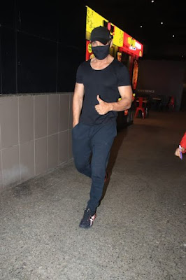 John Abraham Clicked at the Airport gallery