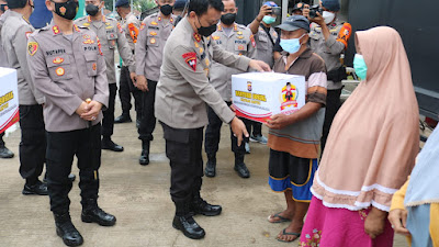 Kapolda Banten Kunjungi Warga dan Beri Bantuan di Banten Lama