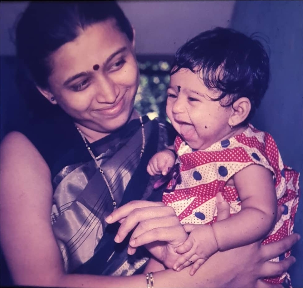 Marathi Actress Mrunmayee Deshpande Rao Childhood Pic with her mother Pratibha Deshpande | Marathi Actress Mrunmayee Deshpande Rao Childhood Photos | Real-Life Photos