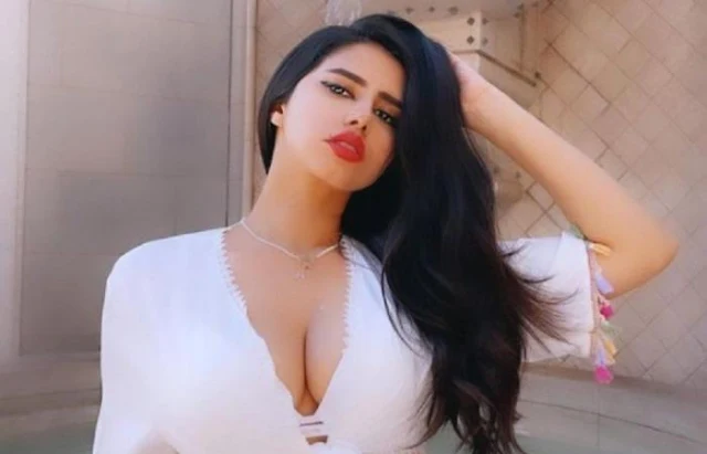 Saudi model Ash shows her buttocks to her fans in a bold way
