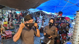   Momentum Sumpah Pemuda, Polwan Polres Luwu Utara Berbagi Masker Di Pasar Sentral Masamba