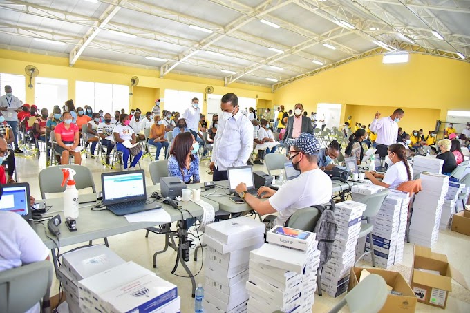 Ministerio de Educación concluye con éxito entrega de dispositivos tecnológicos para la Regional 05 de San Pedro de Macorís