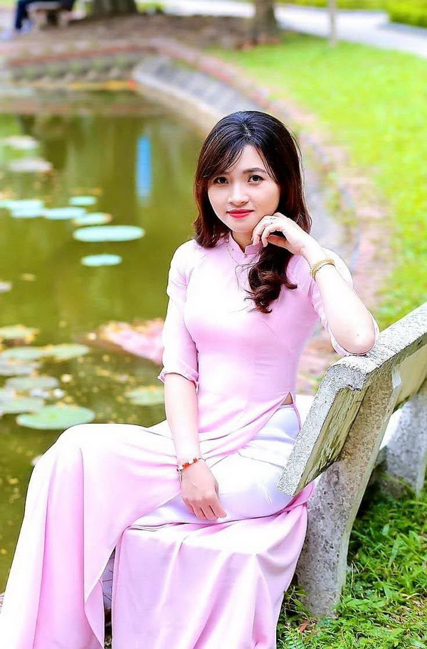 Thiếu nữ ngồi áo dài hồng