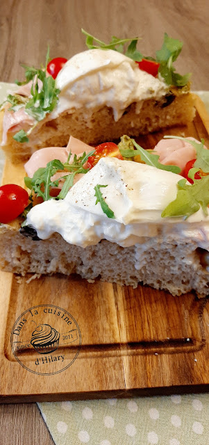 Focaccia garnie à la mortadelle, burratina, roquette, tomate et pesto  - Dans la cuisine d'Hilary