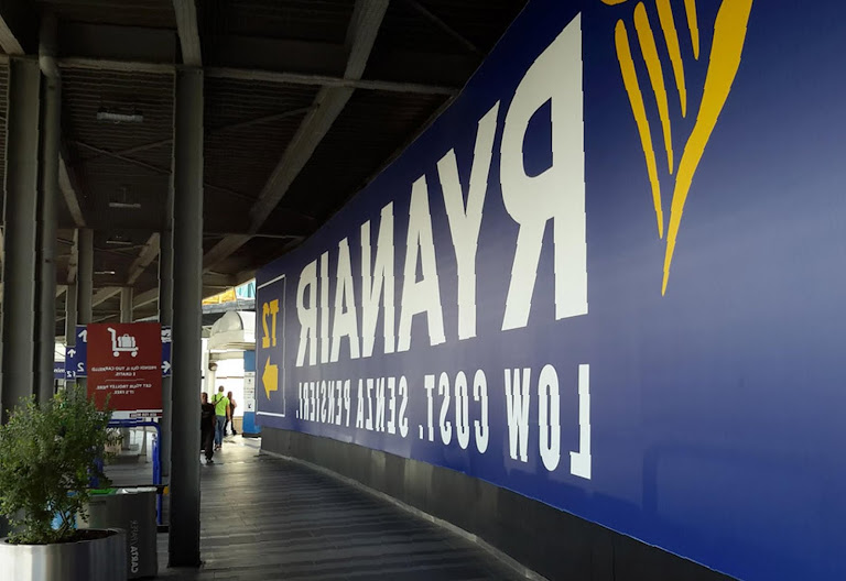 Ryanair: битва за сантиметры! Как смекалка помогла туристке обойти правила лоукостера и сэкономить.