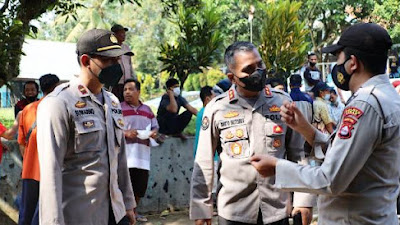 Kabid Humas Polda Banten Tinjau Pelaksanaan Pilkades di TPS 01 Desa Ciburuy Kecamatan Curugbitung