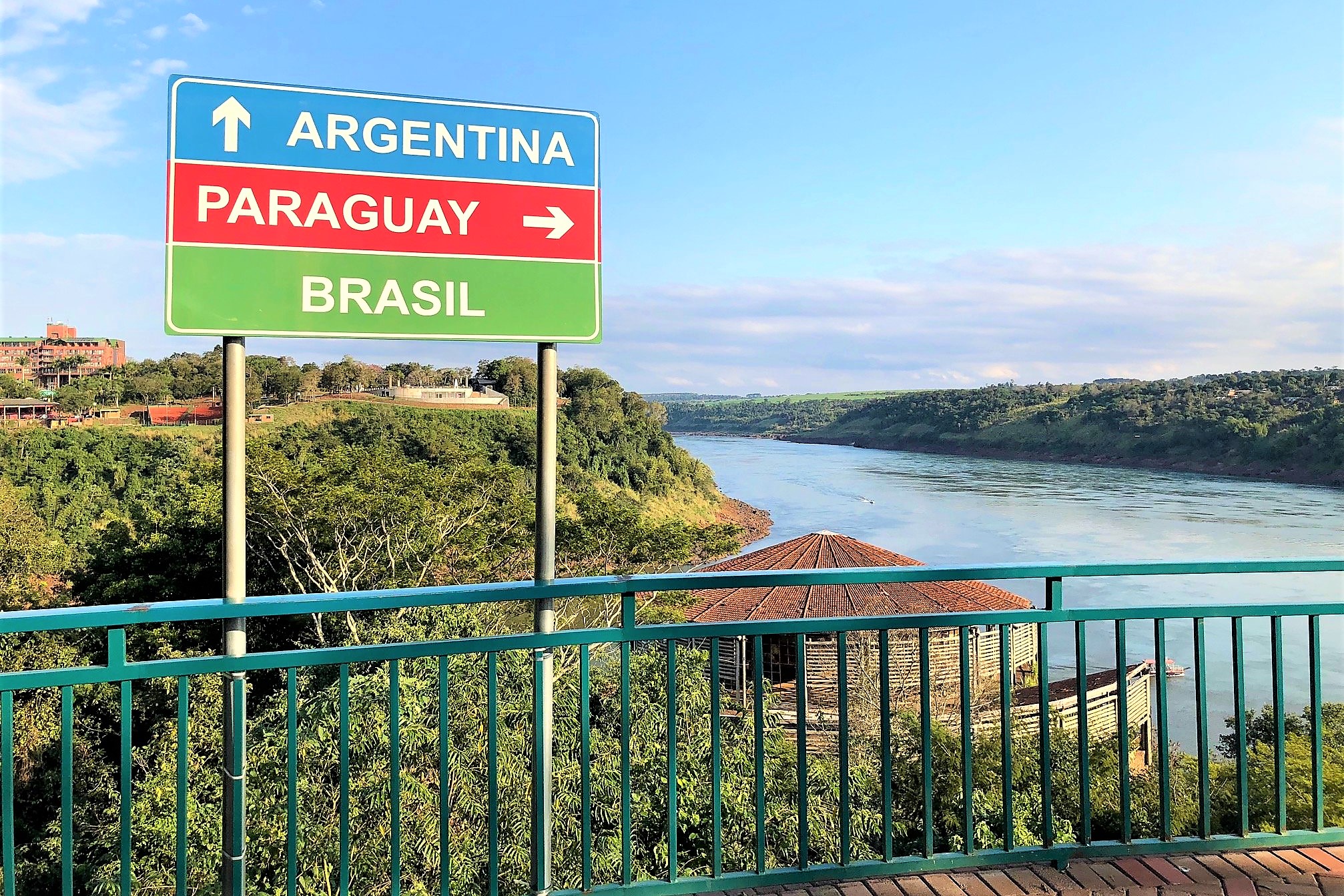 "Vivre au Brésil" - Le lieu symbolique des "3 frontières" Brésil, Argentine et Paraguay se situe au confluent de Rio Paraná et du Rio Iguaçu, en aval des Chutes d'Iguaçu