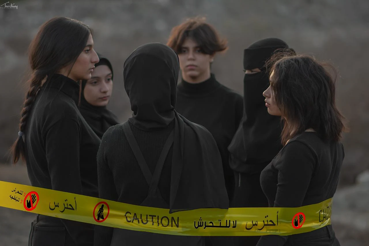 بالصور الف كاتب تصدر "سيشن"  لا للتحرش الجنسي بمناسبة الكريسماس بداية نيوز