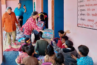 छात्र-छात्राओं को बांटी पाठ्य सामग्री
