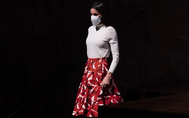 Queen Letizia wore a new white Farrella button cuff wool turtleneck sweater by Hugo Boss, and red print midi skirt by Carolina Herrera