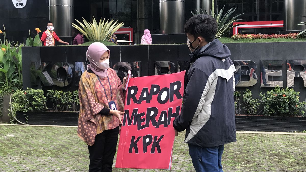 ICW Serahkan Rapor Merah ke KPK: Kami Beri Nilai E alias Tidak Lulus!