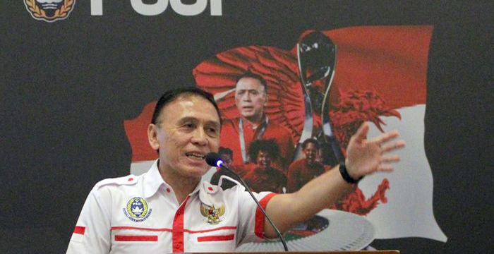 Ketua pssi masuk ruang ganti