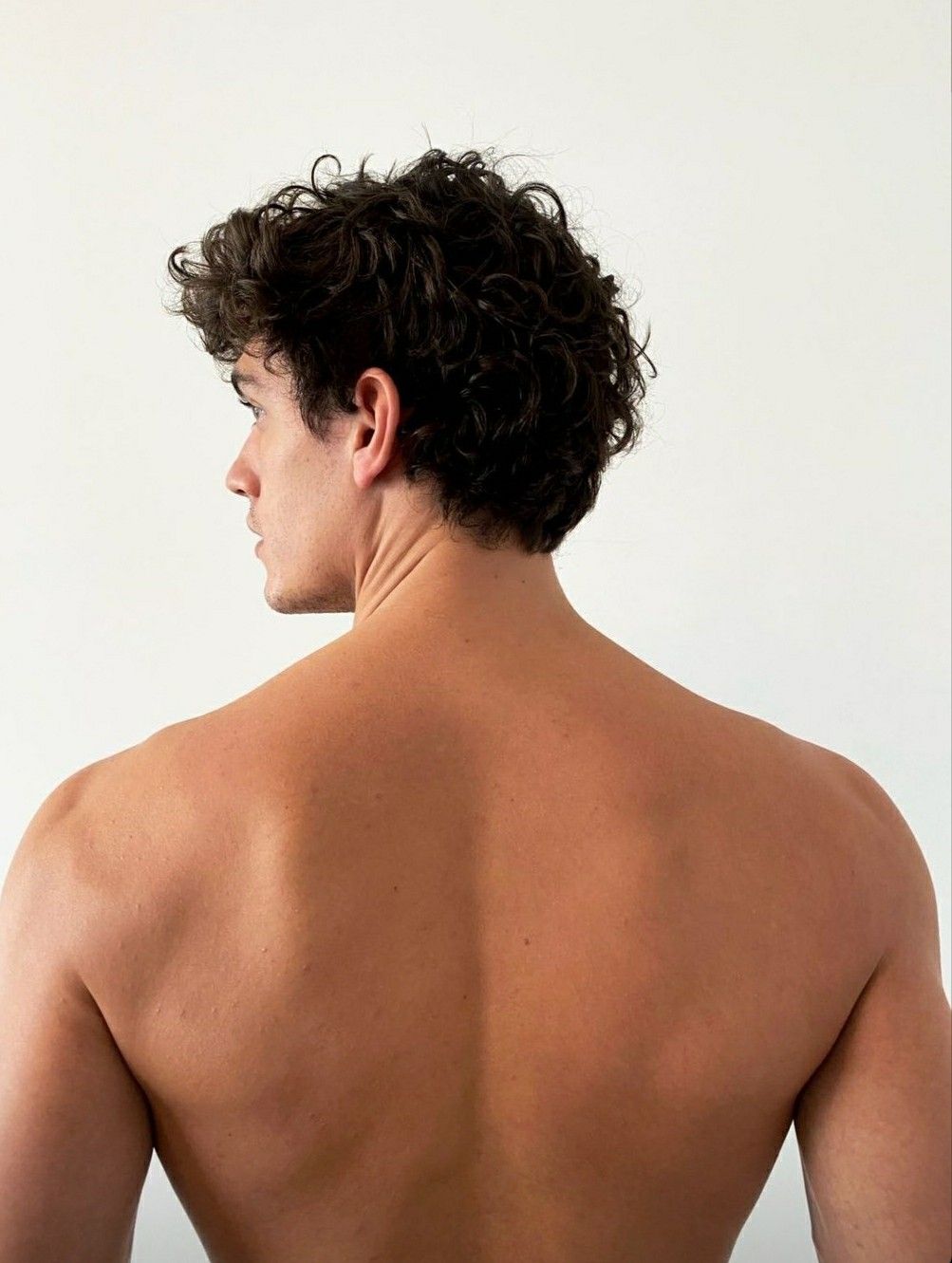 cute-shirtless-gay-guy-back-curly-hair