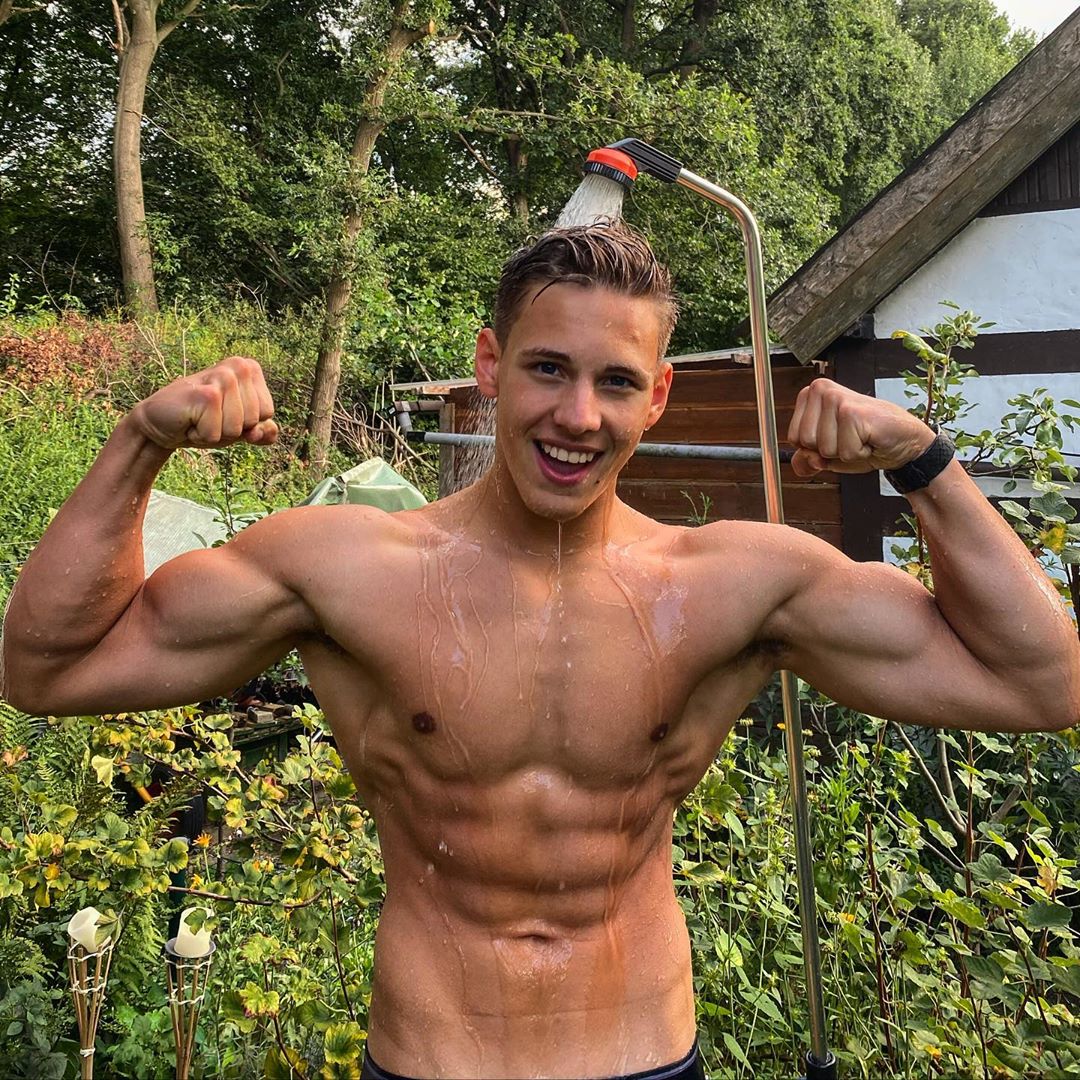 fit-shirtless-sexy-wet-guy-showering-outdoors-mika-soltau-smile-cute-young-dude-biceps-flex