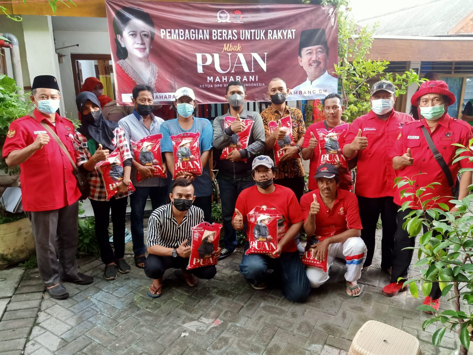 PDIP Ramai-Ramai Sebar Paket Beras Bertuliskan Mbak Puan di Surabaya