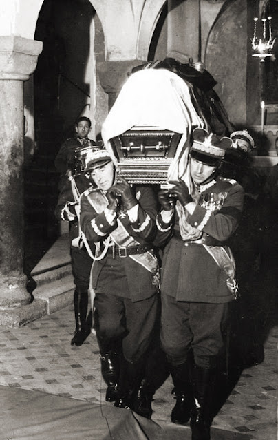 Pogrzeb Marszałka Piłsudskiego, generałowie znoszą trumnę do krypty