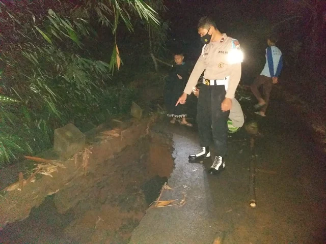 Jalan Ambles Akibat Diguyur Hujan Deras Letaknya Disini