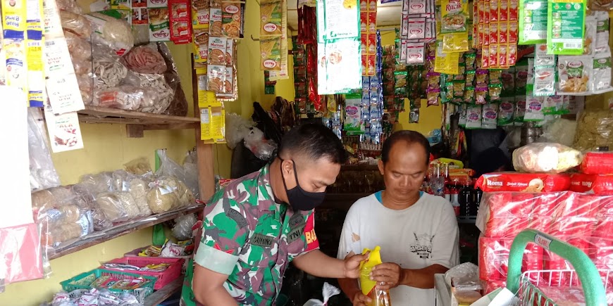 Babinsa Wonosari Cek Harga Minyak Goreng Di Wilayah Binaan