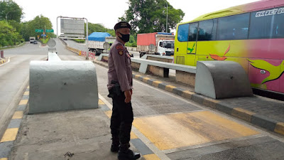 Personel Ditpamobvit Polda Banten Lakukan Patroli di Jalan Tol Tangerang-Merak