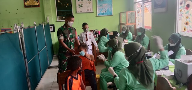 Babinsa Serda Edi Pemantauan Vaksinasi Covid 19 Untuk Pelajar SD di Wilayah Binaan