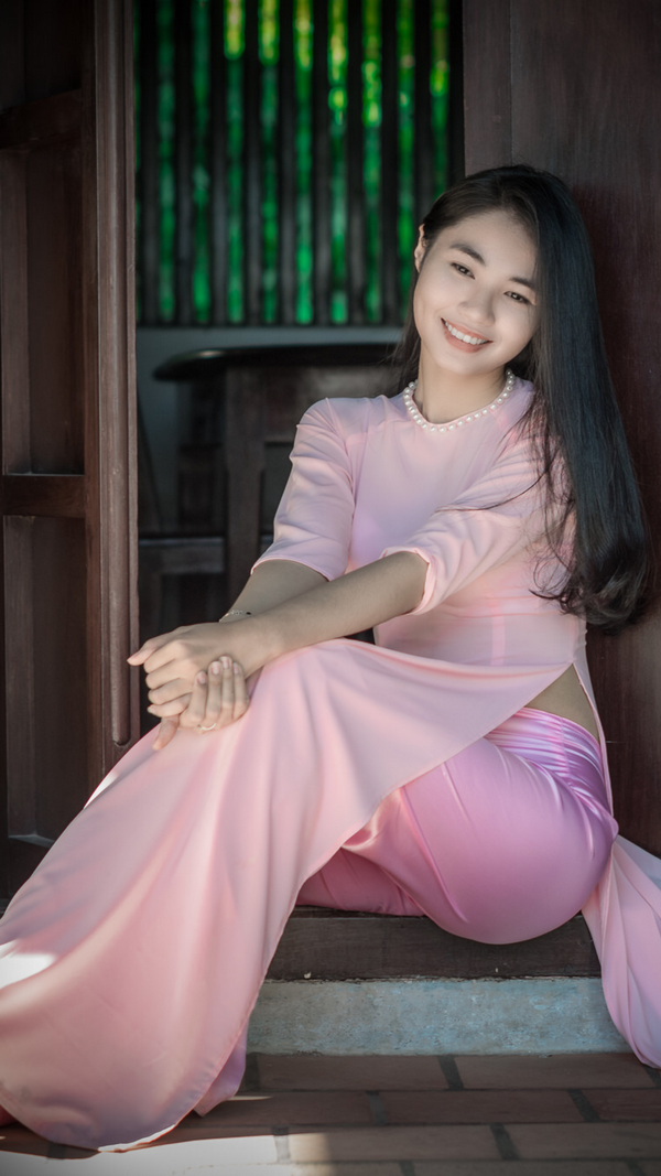Thiếu nữ ngồi áo dài hồng