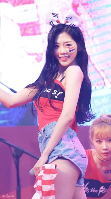 Age trivia: JiU was 22 years old when she made her debut with Dreamcatcher in 2017. JiU stands at a height of 167 cm (5'6'') and has an estimated weight of 49 kg (108 lbs).