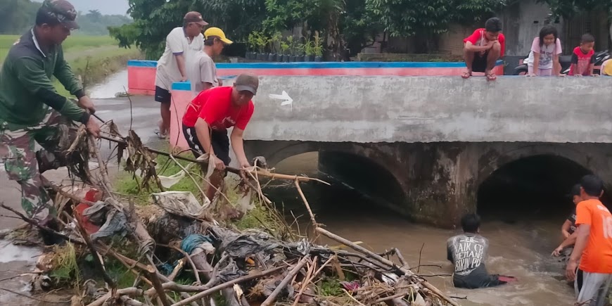 Cegah Banjir, Babinsa Wonosari Bersihkan Sungai Wilayah Binaan