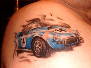 Tatuaje de carreras de autos en la parte superior para estrellas jóvenes