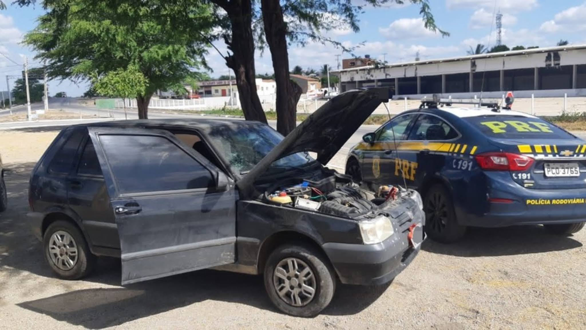 Suspeitos de roubo são detidos com arma, bloqueador de sinal e carro roubado em Sertânia