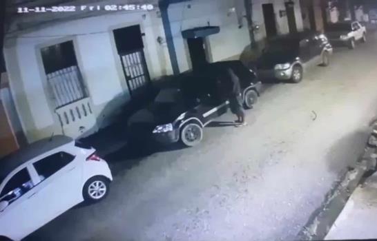 Video| Encapuchado roba yipeta que estaba estacionada en calle de la Zona Colonial