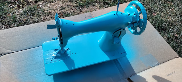 Spray painting a vintage Singer 15 sewing machine