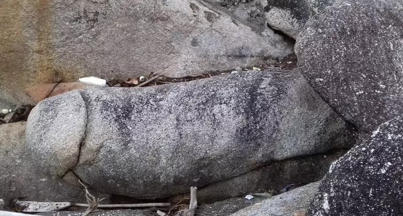 batu berbentuk unik maaf kelamin pria di pulau kundur