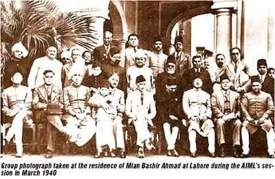 15 Rare Photos of Quaid e Azam You Probably Never Saw, 5. Group photograph taken at the residence of Mian Bashir Ahmad at Lahore during AIML's session on March 1940