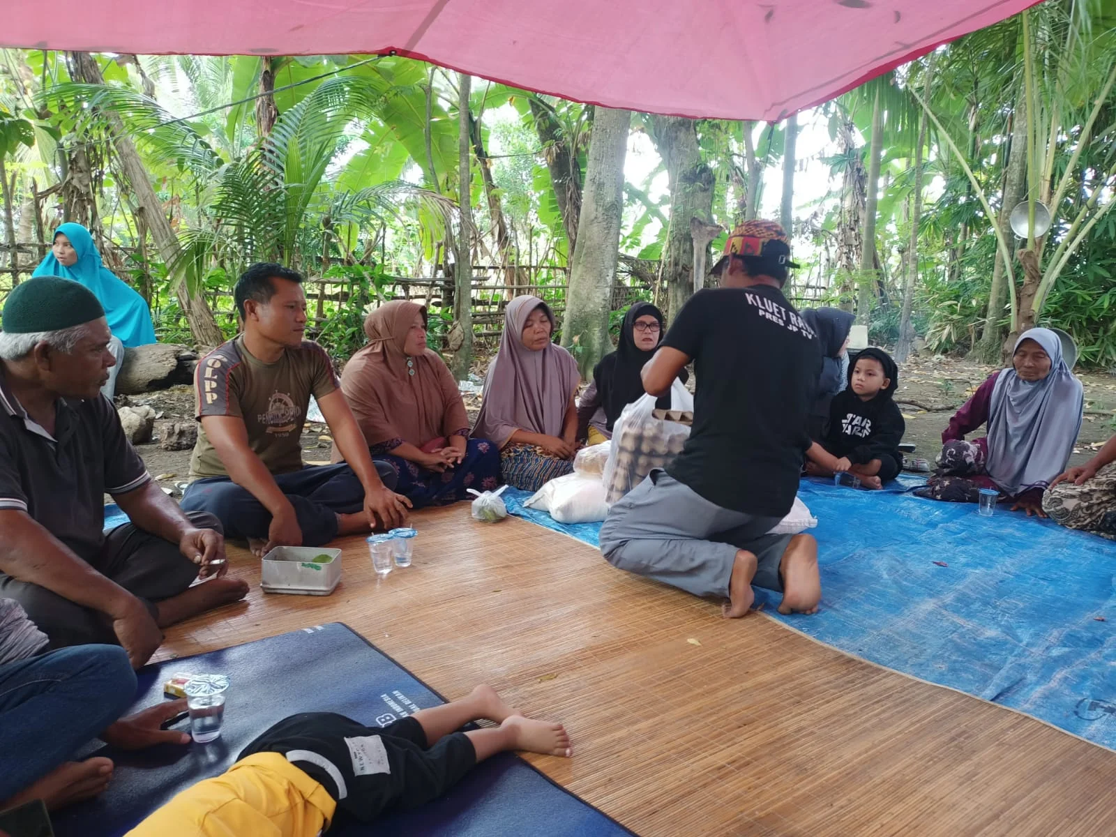 Fachrul Razi dan SPMA Aceh Selatan Serahkan Bantuan Sembako untuk Korban Kebakaran Jambo Manyang