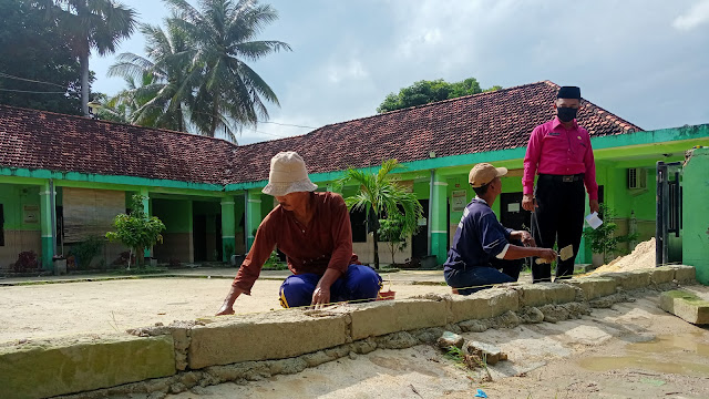 Antisipasi Terjadi Banjir, Kepala Puskesmas Pragaan   H. Abdul Azis S.Kep.,Nes.M.Kes. Tinjau Perbaikan Pintu Masuk