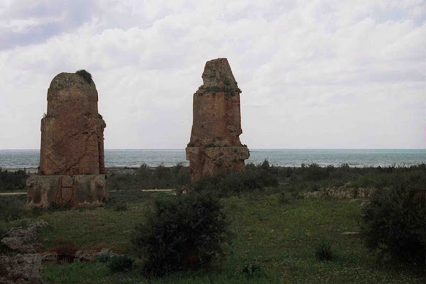 Image 237B | Les teraphim (Baal Hammon et Tanit) ont été laissés à la volonté de Yam avant que le problème de Dido ne soit résolu. | Le téléchargeur original était LorisRomito sur Wikipedia italien. / Attribution-Share Alike 3.0 Unported