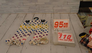 中古品　子供服　９５ｃｍ　カラフル水玉　ロングパンツ　１１０円