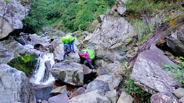 往大雪山登山口--沿溪谷上