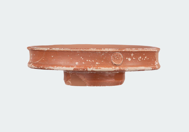 Ερυθροβαφές πινάκιο (πιάτο), προϊόν εργαστηρίου της Πίζας που έχει βρεθεί στη Νικόπολη