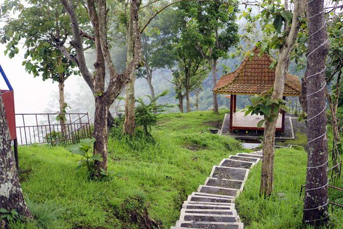 Jalan anak tangga di puncak Bukit Gondopurowangi