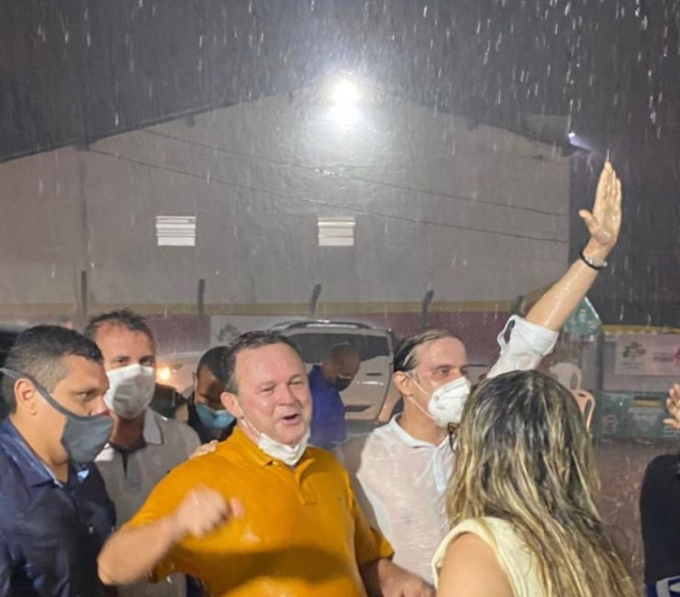 MARANHÃO - Fábio Gentil se emociona e cai na chuva ao lembrar do pai em inauguração de escola em Caxias