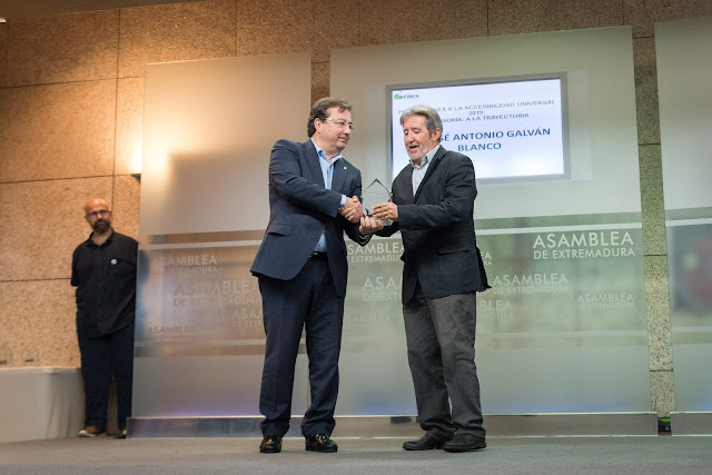 Hace entrega del premio Don Guillermo Fernández Vara, Presidente de la Junta de Extremadura.  Recoge el premio Don José Antonio Galván Blanco