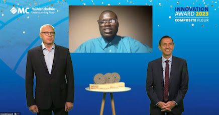 Jury members Michael Gusko (left) and Dr. Lutz Popper presented the Flour Innovation Award to Yusuf Kewuyemi, a doctoral student at the University of Johannesburg, for his development of 3D-printed cookies. © MC Mühlenchemie