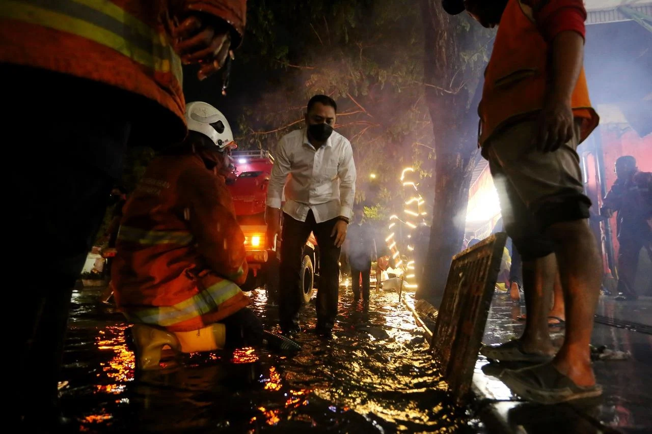 Aksi Walkot Surabaya Atur Lalu Lintas Saat Banjir Disorot Netizen: Biar Apa Coba Pakai Kemeja Hujan-hujanan..