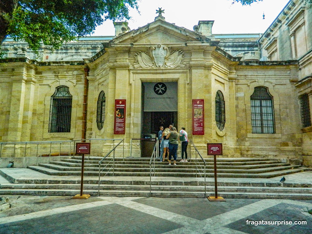 Entrada de visitantes da Co-Catedral de São João, em Valeta, Malta