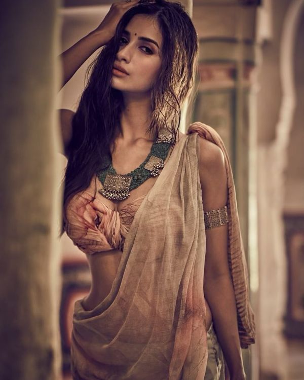 Top 120+ Indian Model Diksha Singh Hot Bikini Latest HD Photos Navel Queens