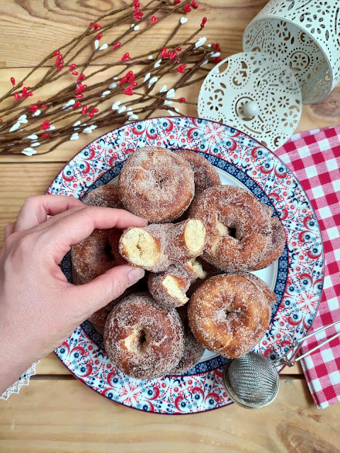 Rosquillas (roscos fritos) de leche condensada y limón.  Receta de Cuaresma y Semana Santa. Repostería tradicional, de sartén, frita. Easter recipes. Cuca