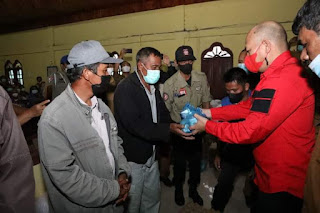 Kunjungi Korban Banjir Bandang, Bupati Taput Memberikan Bantuan dan Motivasi.