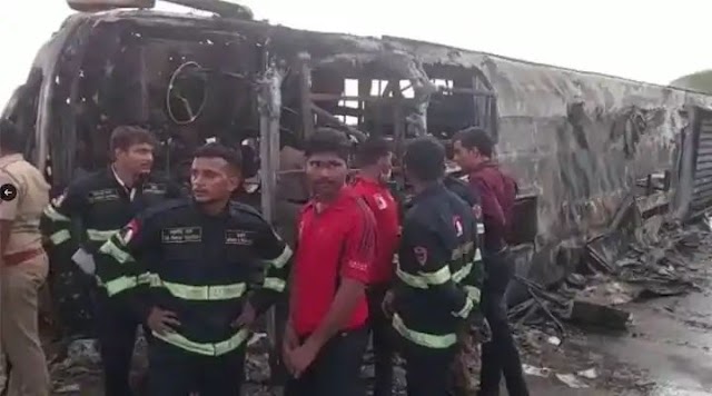 Bus Fire: दर्दनाक हादसा,डिवाइडर से टकराने के बाद टायर में ब्लास्ट से बस में लगी आग; जिंदा जल गए 26 यात्री