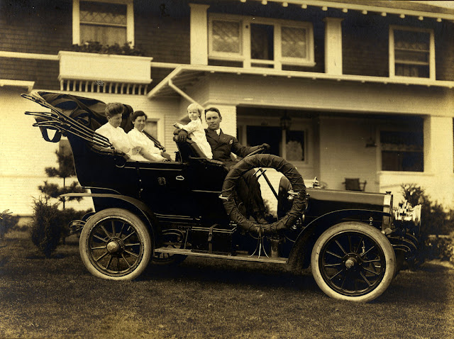 Gente posando con sus coches a principios del siglo XX